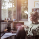 Wer zu Hause arbeiten, lesen oder entspannen möchte, profitiert von einem ruhigen Innenraum. Schallschutzfenster tragen dazu bei, Lärm draußen zu halten. Foto: DJD/REHAU Industries