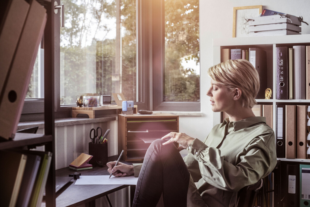 Wer zu Hause arbeiten, lesen oder entspannen möchte, profitiert von einem ruhigen Innenraum. Schallschutzfenster tragen dazu bei, Lärm draußen zu halten. Foto: DJD/REHAU Industries